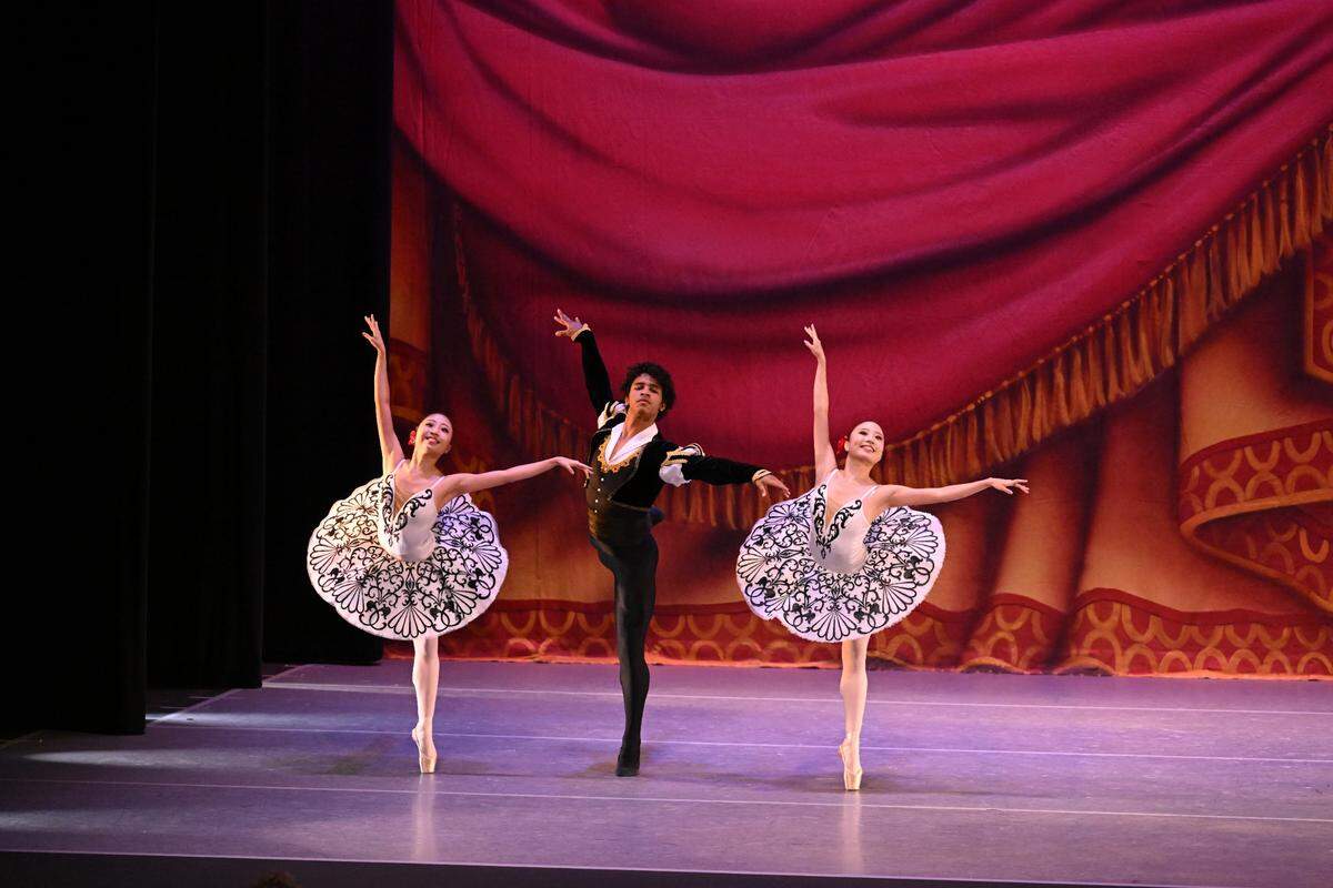 Yuzuka Matsumoto, Jose Luis Pechené y Suzuka Matsumoto (de izq. a dcha.), bailarines de Arts Ballet Theatre of Florida en el pas de trois del ballet “Paquita”, coreografia de Joseph Mazilier y Marius Petipa.