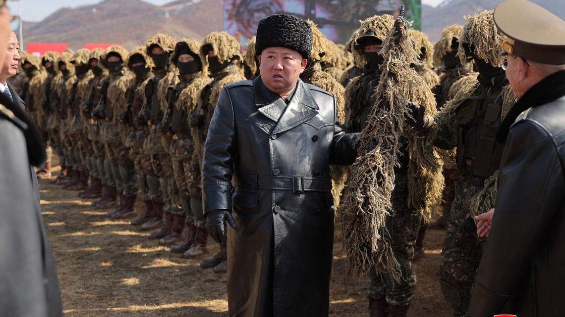 Esta foto, tomada el 3 de marzo de 2026 y publicada el 5 de marzo de 2026 por la agencia oficial norcoreana KCNA, muestra al líder de Corea del Norte, Kim Jong Un (C), inspeccionando una competencia de tiro para conmemorar el “Día de los Francotiradores” del Ejército Popular de Corea en una base de entrenamiento en Pyongyang.
