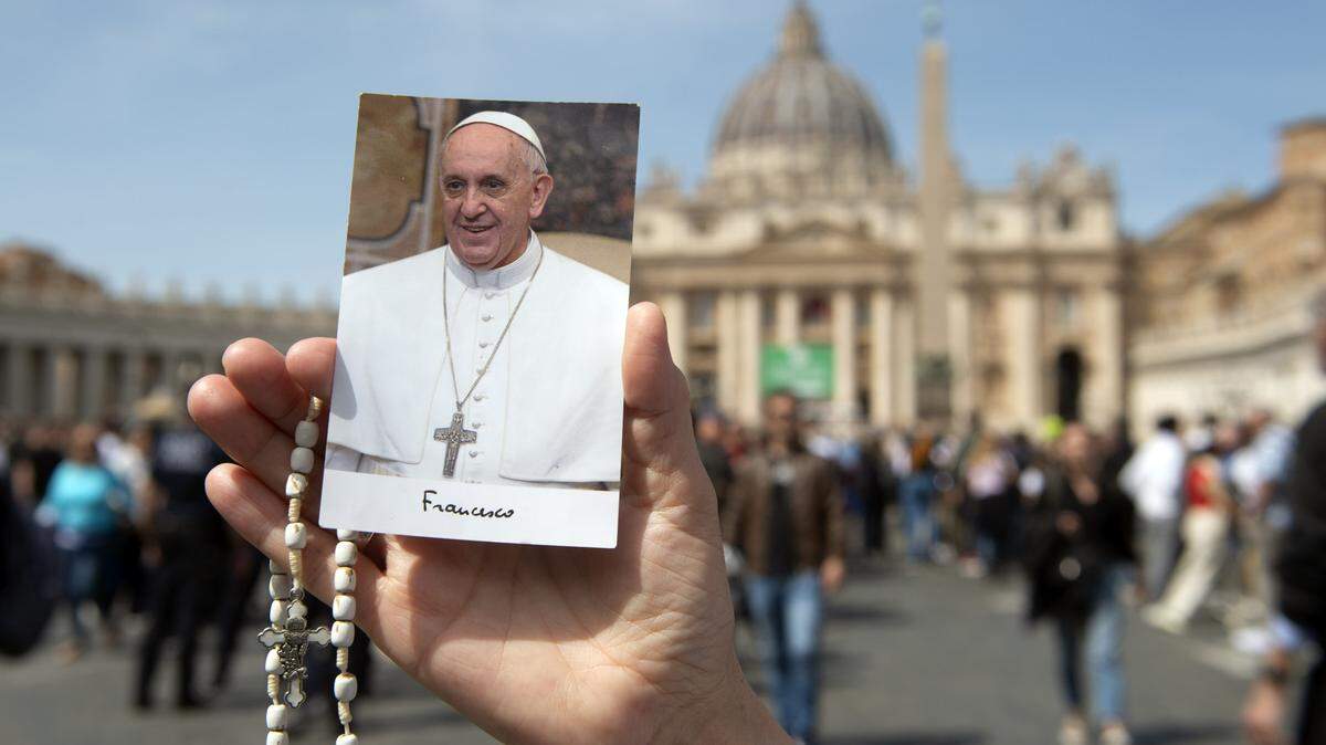 Fieles y peregrinos se congregan en la plaza de San Pedro tras la muerte del papa Francisco en el Vaticano. El papa Francisco falleció el 21 de abril de 2025 a los 88 años, un día después de haber hecho una esperada aparición en la plaza de San Pedro durante el Domingo de Resurrección, informó el Vaticano en un comunicado.