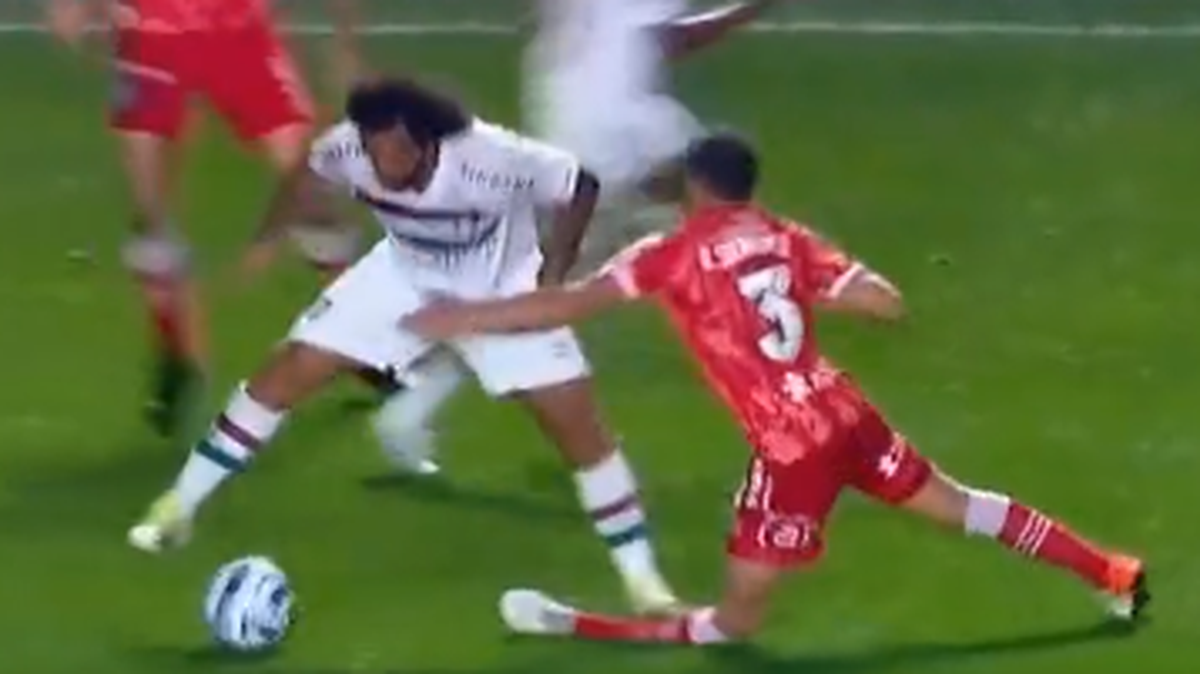 A los 55 minutos del partido, en una acción al parecer fortuita, el jugador de Fluminense Marcelo (izq.) pisó a Luciano Sánchez, de Argentinos Juniors, mientras conducía el balón y le produjo la torsión completa de su pierna, lo que le obligó a salir del partido en camilla.