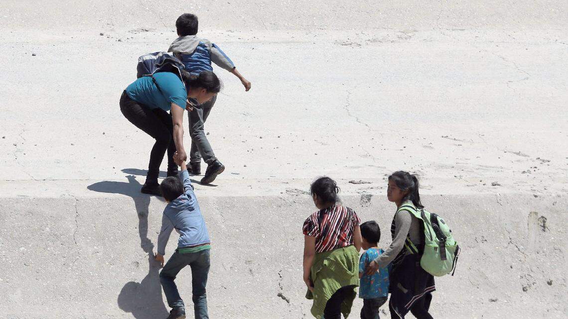 Foto de archivo que muestra a dos madres cubanas y sus hijos cruzando desde Ciudad Juárez, México, a El Paso, Texas, el 25 de junio de 2019.