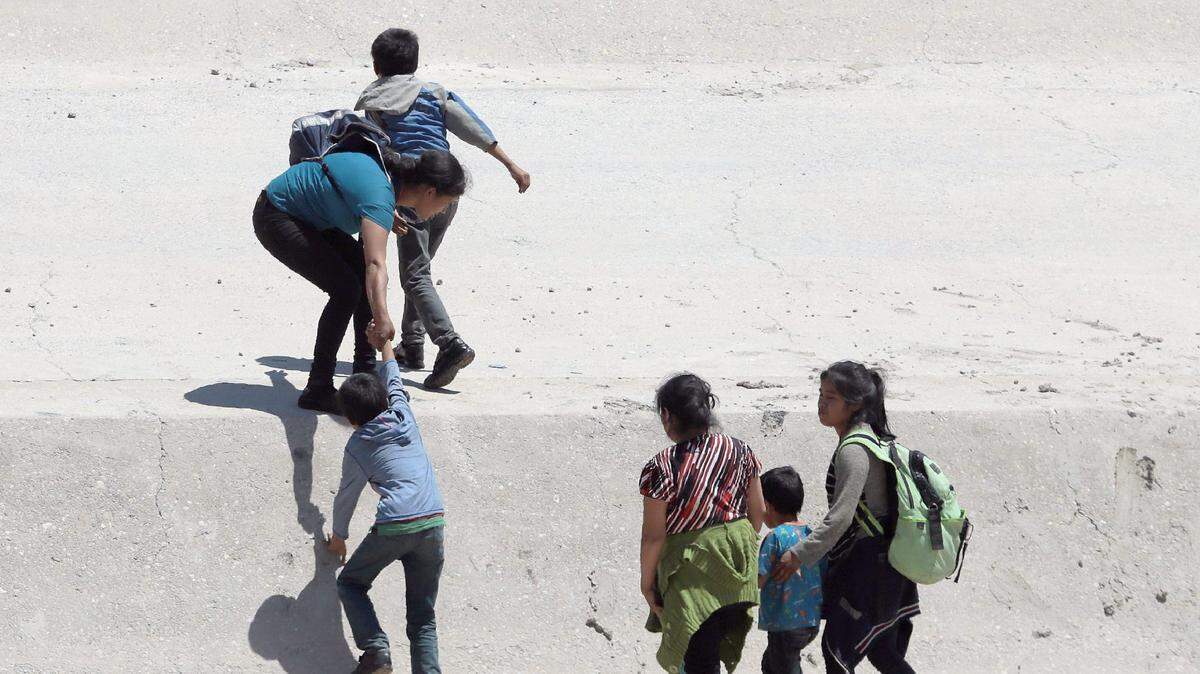 Foto de archivo que muestra a dos madres cubanas y sus hijos cruzando desde Ciudad Juárez, México, a El Paso, Texas, el 25 de junio de 2019.