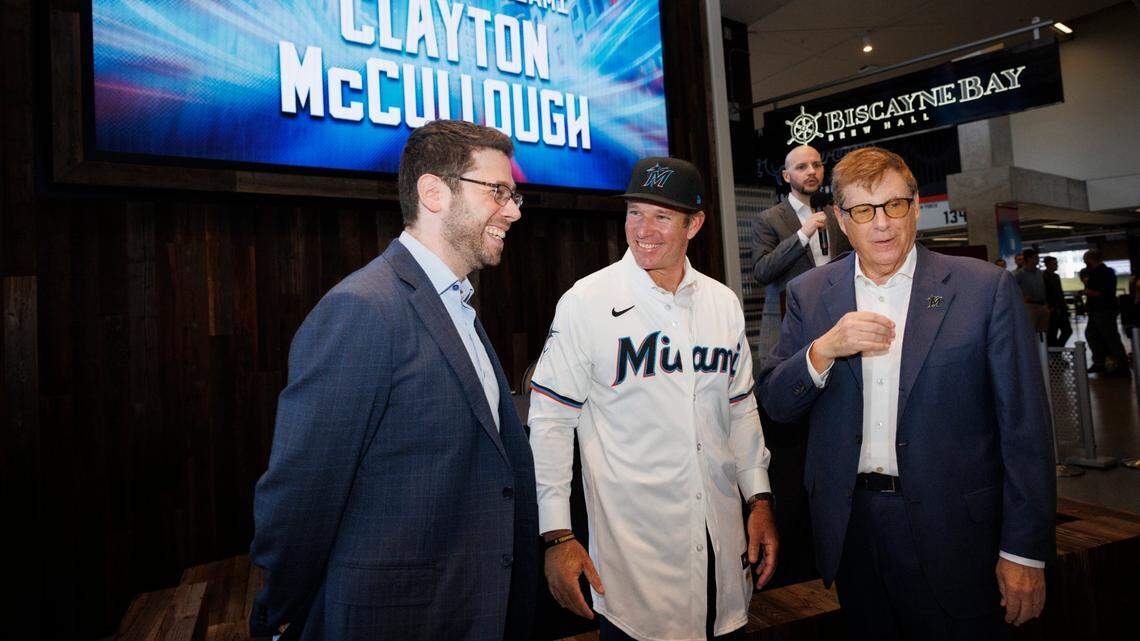Clayton McCullough (centro) fue presentado este lunes como nuevo manager de los Marlins en el loanDepot park. A la ceremonia asistieron el propietario principal Bruce Sherman (der.) y el presidente de operaciones de béisbol Peter Bendix.