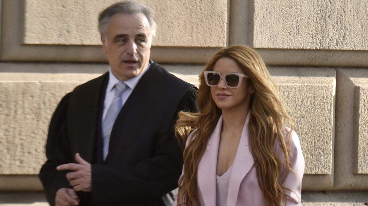 La cantante Shakira junto a sus abogados, Pau Molins a su llegada a la Audiencia Nacional este lunes 20 de noviembre Europa Press Reportajes / Europa Press 20/11/2023