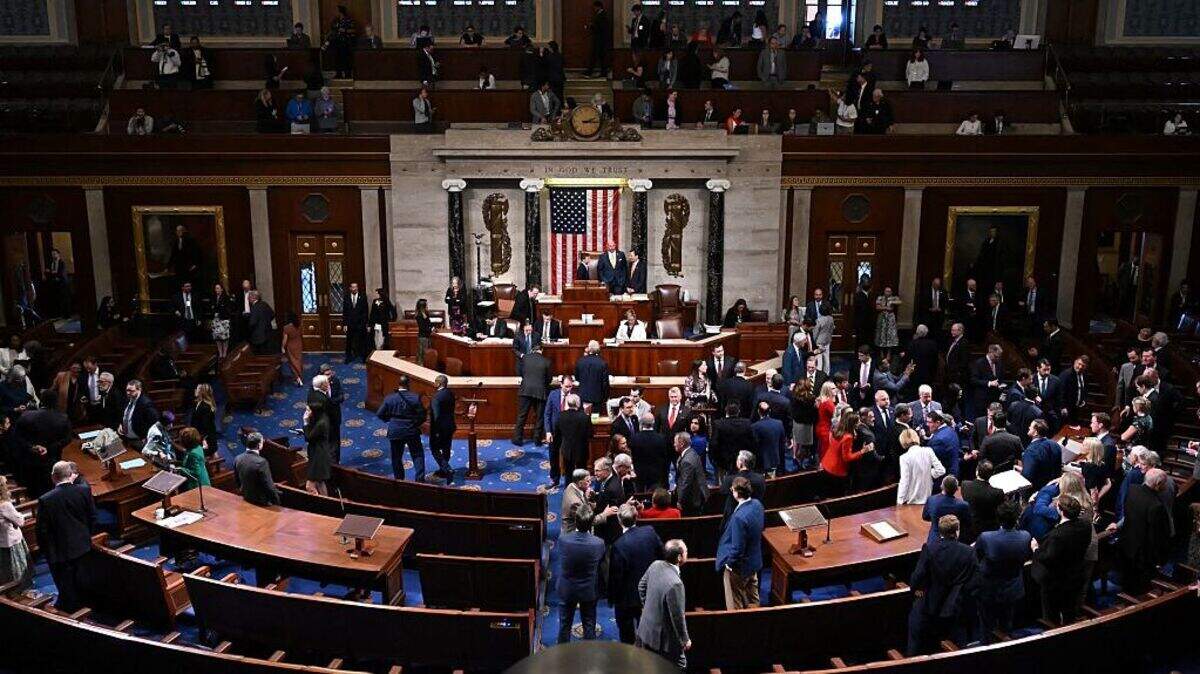 La Cámara de Representantes aprobó este martes la ley “Save America Act”, una iniciativa que exige identificación oficial para votar en elecciones federales, incluidas las presidenciales, y establece nuevas disposiciones destinadas, según sus promotores, a reforzar la seguridad y prevenir el fraude electoral. 
