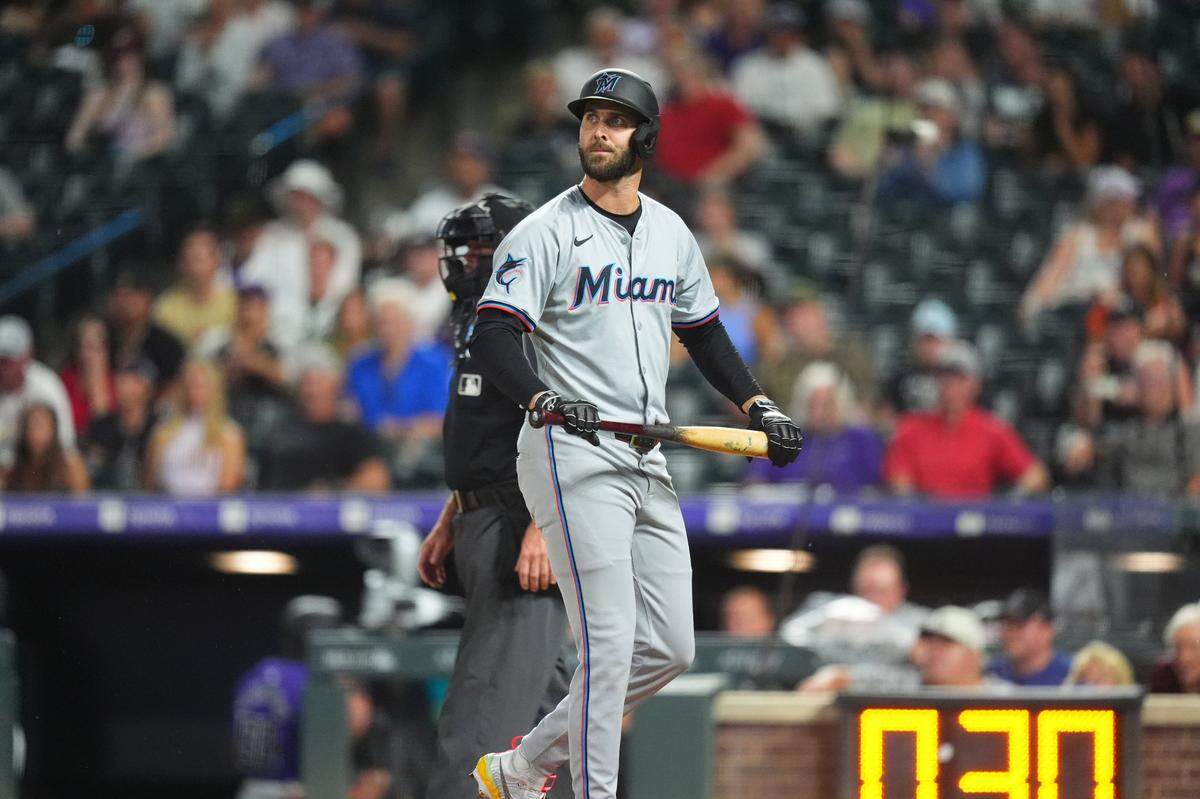 El jardinero de los Marlins David Hensley reacciona tras una jugada en el cuarto inning del partido ante los Rockies, celebrado el 28 de agosto de 2024 en el Coors Field de Denver, Colorado.