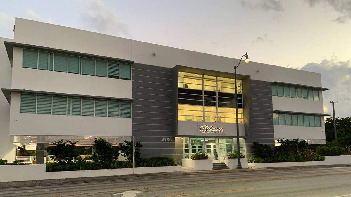En la foto, el Seduction Cosmetic Center, localizado en el 4950 SW 8 street. Según el estado de la Florida, el Dr. John Sampson realizó allí durante una cirugía de levantamiento de glúteos brasileño, sin autorización y le provocó la muerte a una paciente.