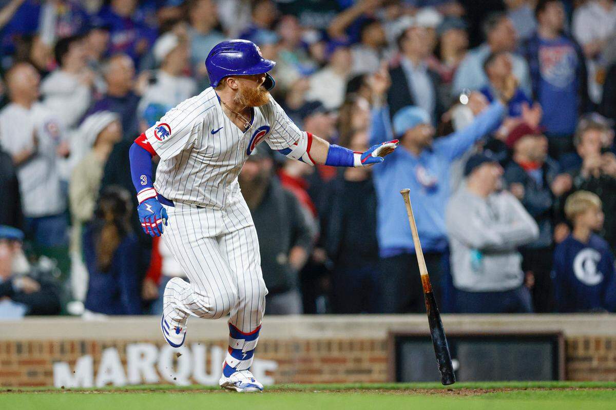 Justin Turner vino como bateador emergente en el noveno inning y pegó un doble remolcador de dos carreras que sirvió para que los Cachorros dejaran al campo a los Marlins, el martes en Chicago.