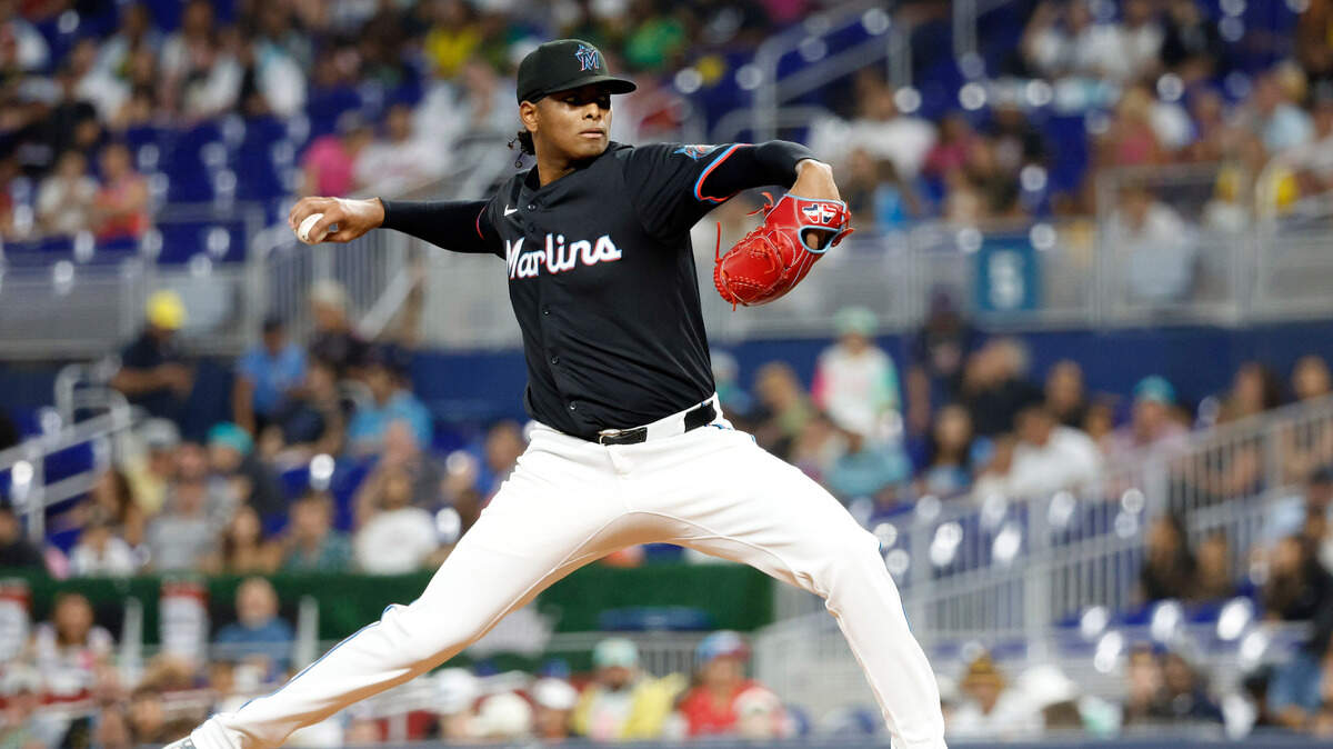 El lanzador abridor de los Miami Marlins, Edward Cabrera (27), realiza un lanzamiento contra los Padres de San Diego en la primera entrada en loanDepot Park, el 9 de agosto de 2024; en Miami, Florida.