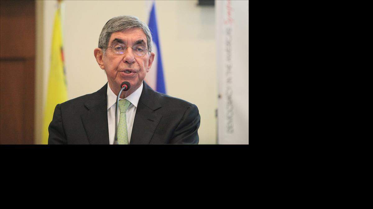 Óscar Arias.
