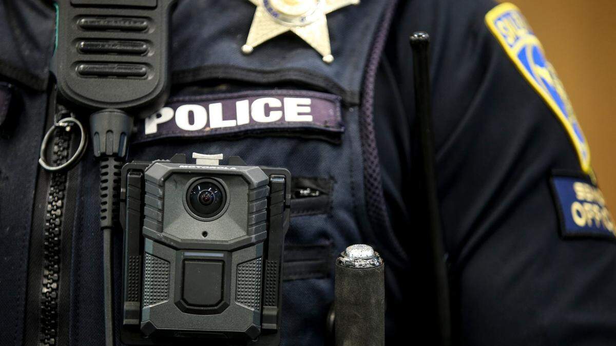 Ejemplo de una cámara corporal usada por un agente de policía de la ciudad de Salem, Oregon, en esta foto de archivo de 8 de febrero de 2024.