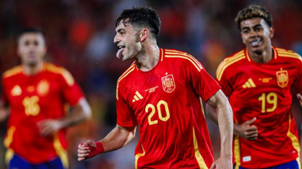 Pedri (centro) festeja tras anotar un gol en el triunfo de España 5-1 ante Irlanda del Norte, en partido amistoso celebrado el 8 de junio de 2024 en Palma de Mallorca.