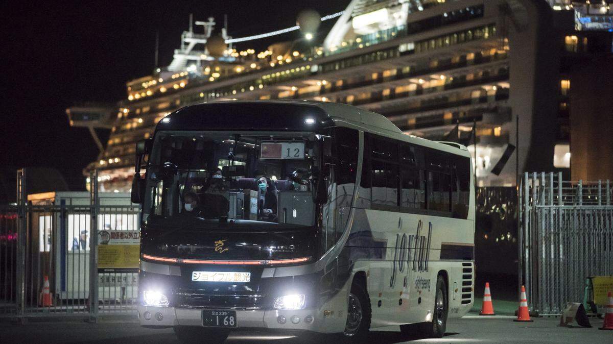 Obligar a los pasajeros de un crucero a permanecer en sus camarotes durante dos semanas “es un cruel experimento humano”, dijo Osterholm. A los pasajeros se les debe pedir que “se refugien en su lugar” en casa durante dos semanas, agregó. “La mayoría de la gente cumplirá”.