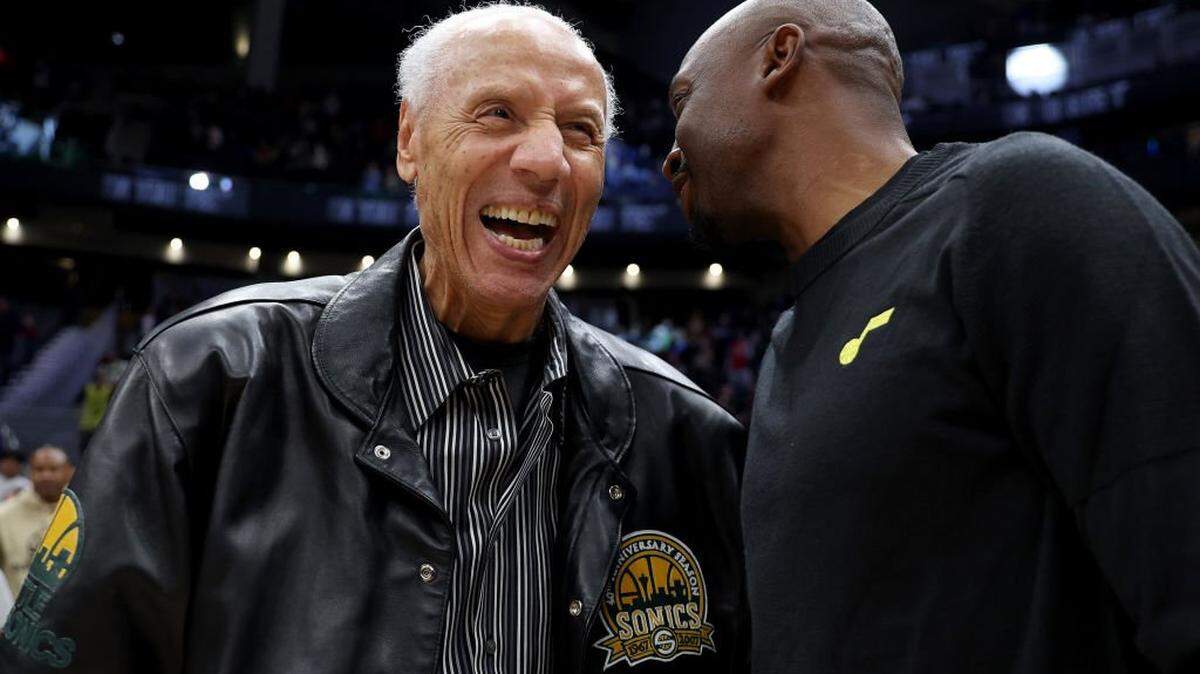 Lenny Wilkens (izq.) conversa con el entrenador asistente del Jazz Jason Terry, en un partido de pretemporada de la NBA entre los Clippers de Los Angeles y Utah celebrado el 10 de octubre de 2023 en Seattle, Washington. 