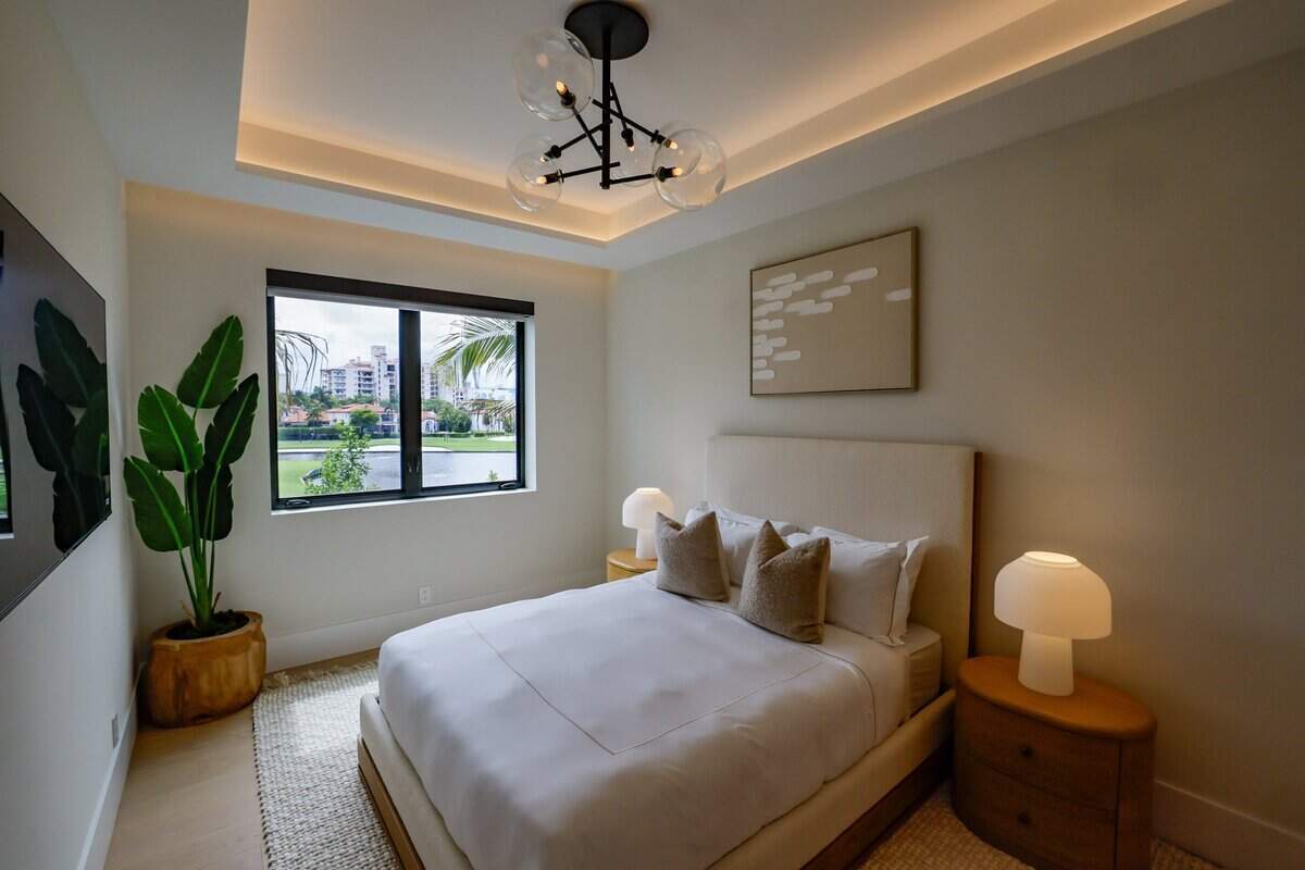 Una habitación de invitados dentro de The Mansions, un exclusivo enclave de 2,5 acres compuesto por nuevas mega-mansiones independientes en Fisher Island, en Miami Beach, Florida, el miércoles 10 de junio de 2026.