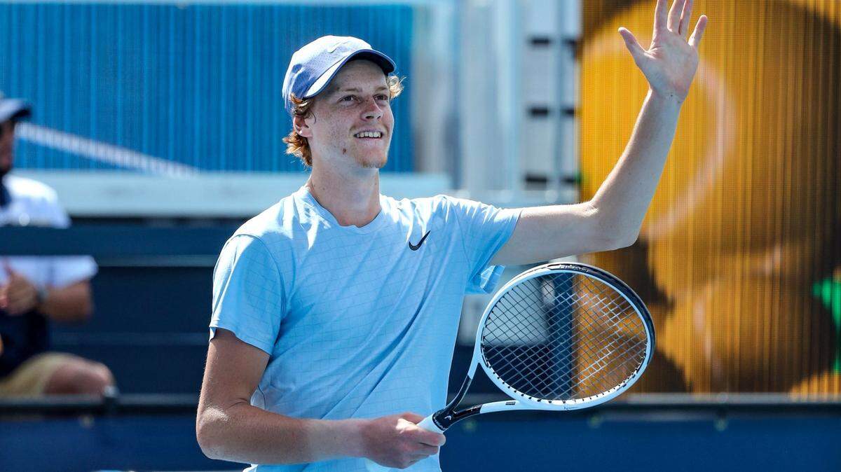 El joven italiano Jannik Sinner saluda al público en el Hard Rock Stadium tras derrotar al español Roberto Bautista Agut en el Miami Open, este 2 de abril de 2021.