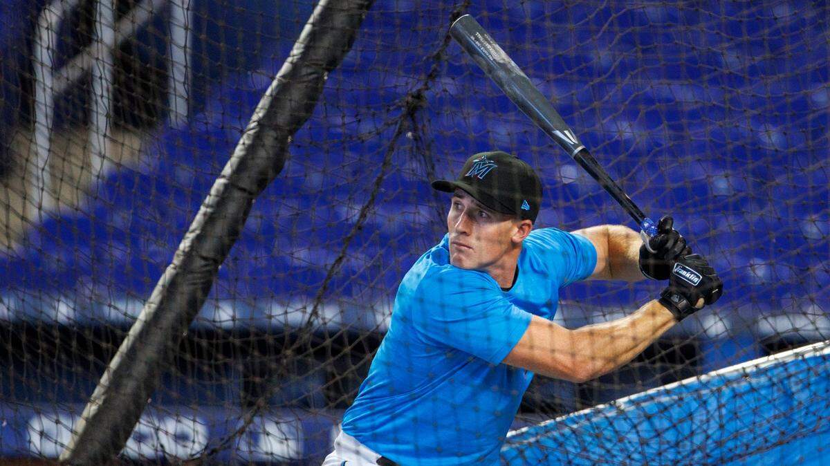 Jacob Berry durante una práctica de bateo antes del partido entre los Marlins y los Rangers de Texas, el 21 de julio de 2022 en Miami.