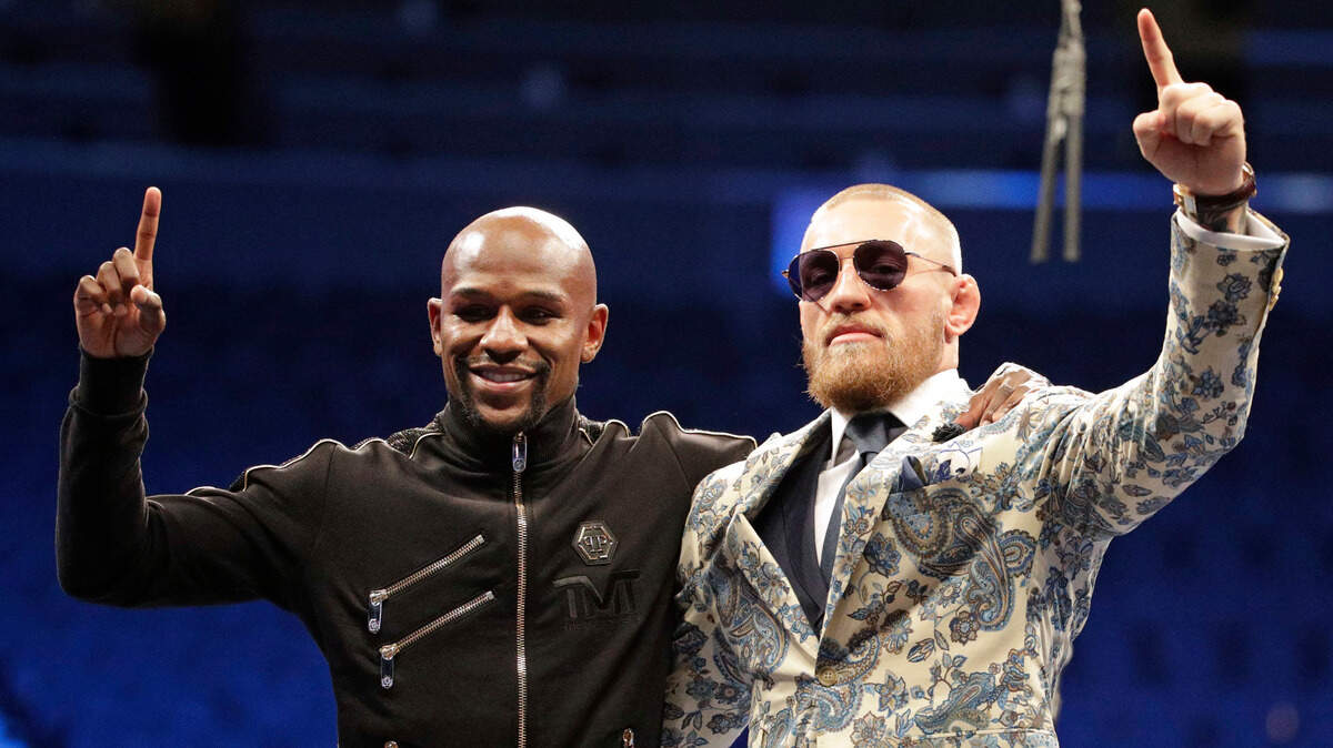 Floyd Mayweather Jr. (izq.) y Conor McGregor posan en una conferencia de prensa el 27 de agosto de 2017 en Las Vegas.