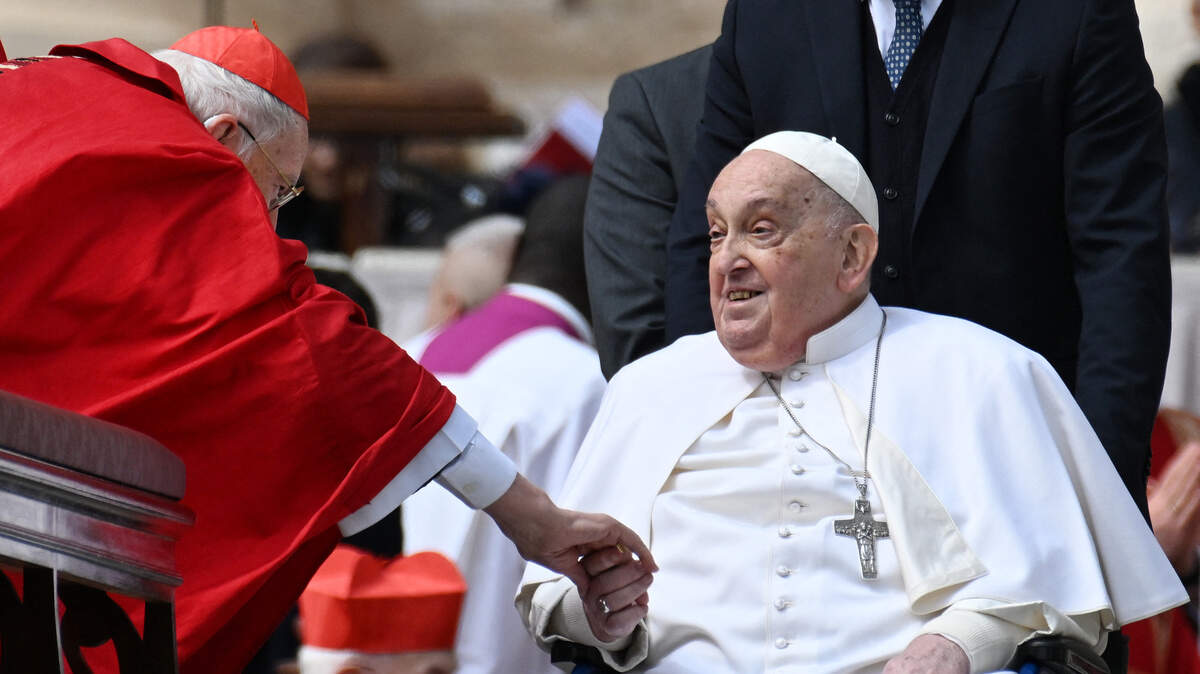 El papa Francisco saluda al cardenal Giovanni Battista durante su visita sorpresa a la Plaza de San Pedro, en Ciudad del Vaticano, el domingo 13 de abril de 2025.