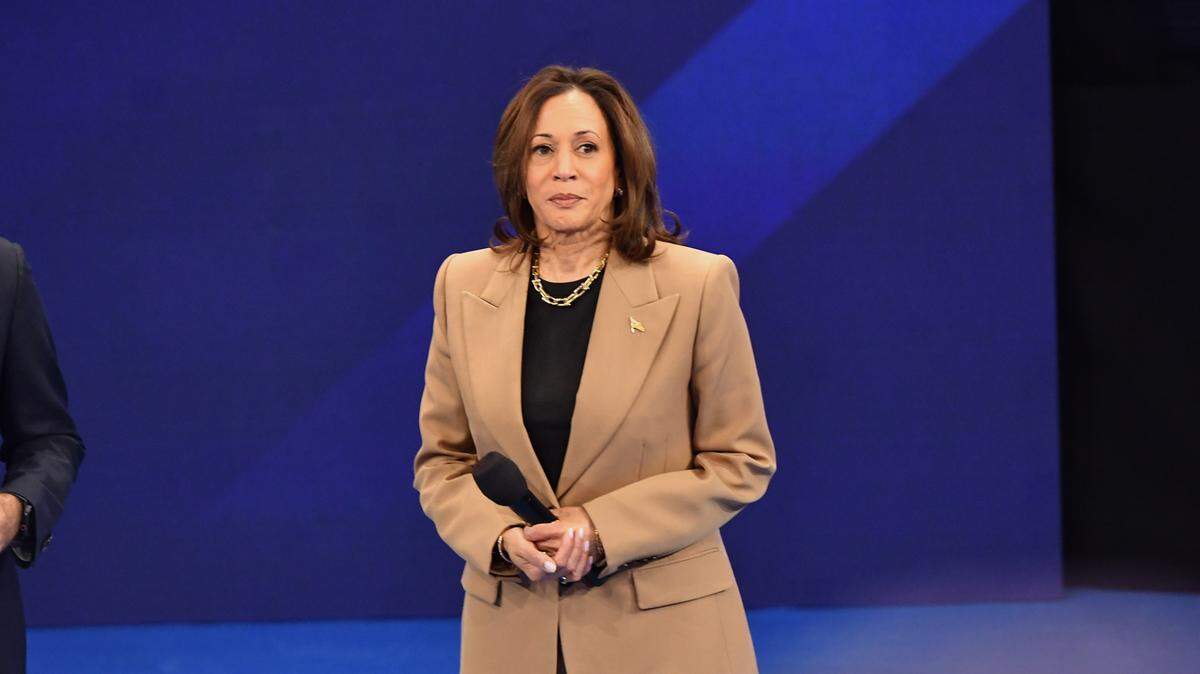 La vicepresidenta y candidata presidencial demócrata Kamala Harris responde preguntas de electores latinos en un evento organizado por la cadena Univision en la Universidad de Nevada en Las Vegas, el 10 de octubre de 2024.