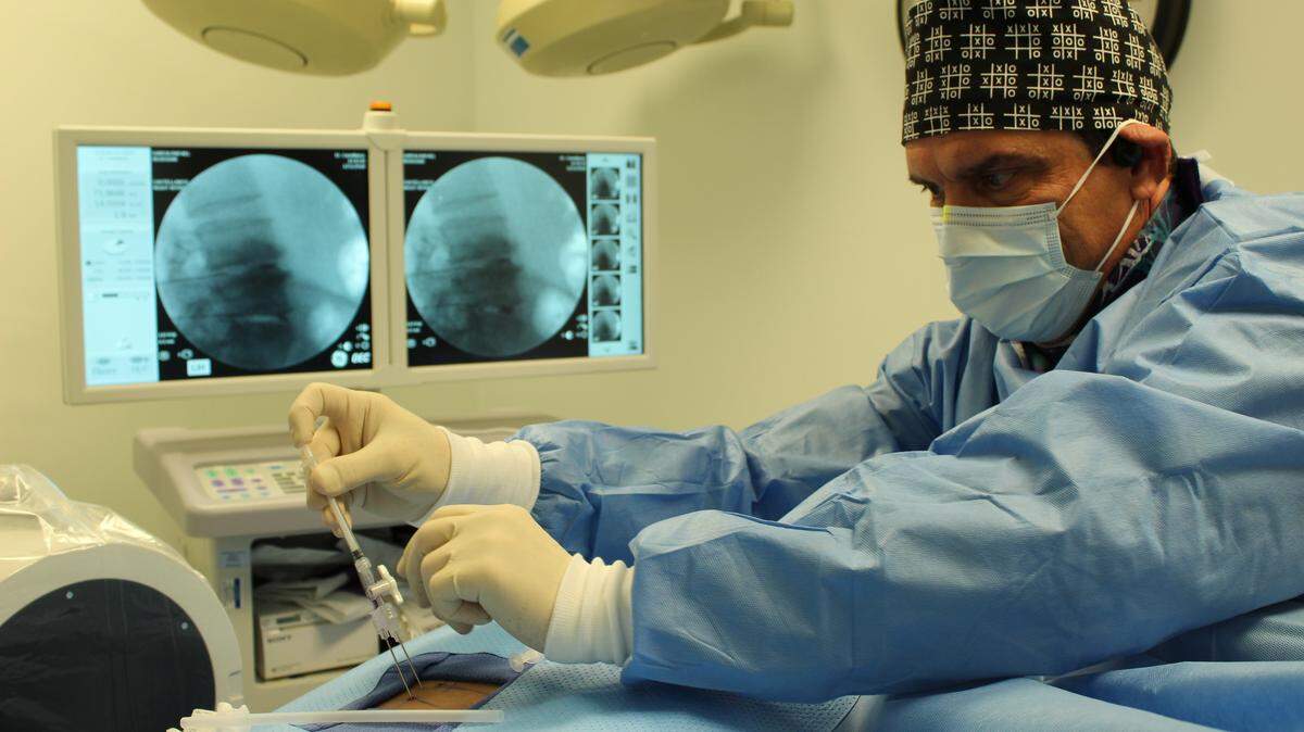 El Dr. Castellanos realizando un tratamiento de células madre.