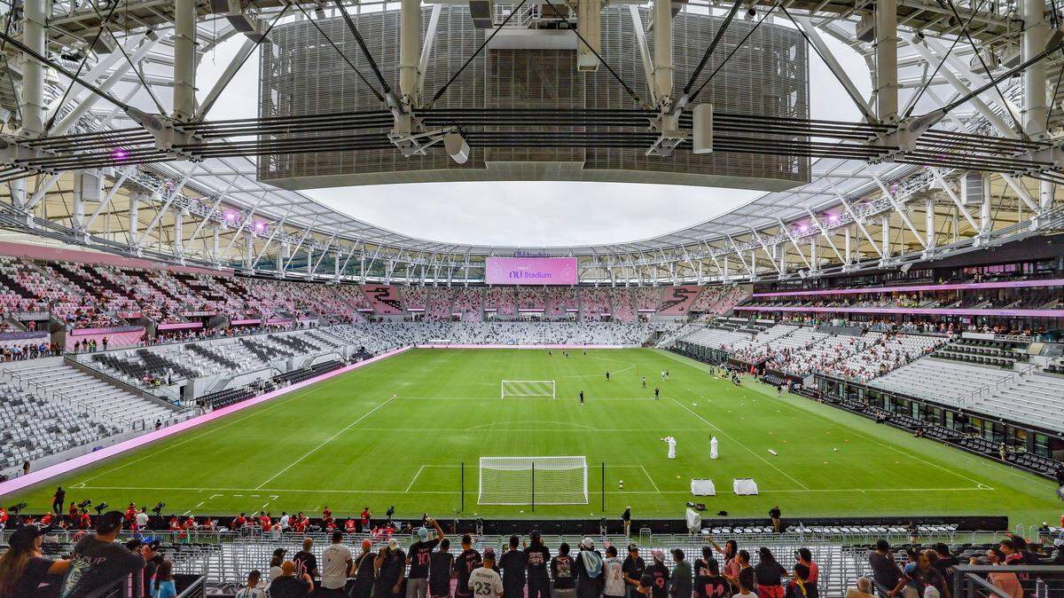 Los aficionados del Inter Miami llegan al Nu Stadium del Miami Freedom Park para presenciar el entrenamiento del equipo, el jueves 2 de abril de 2026. 