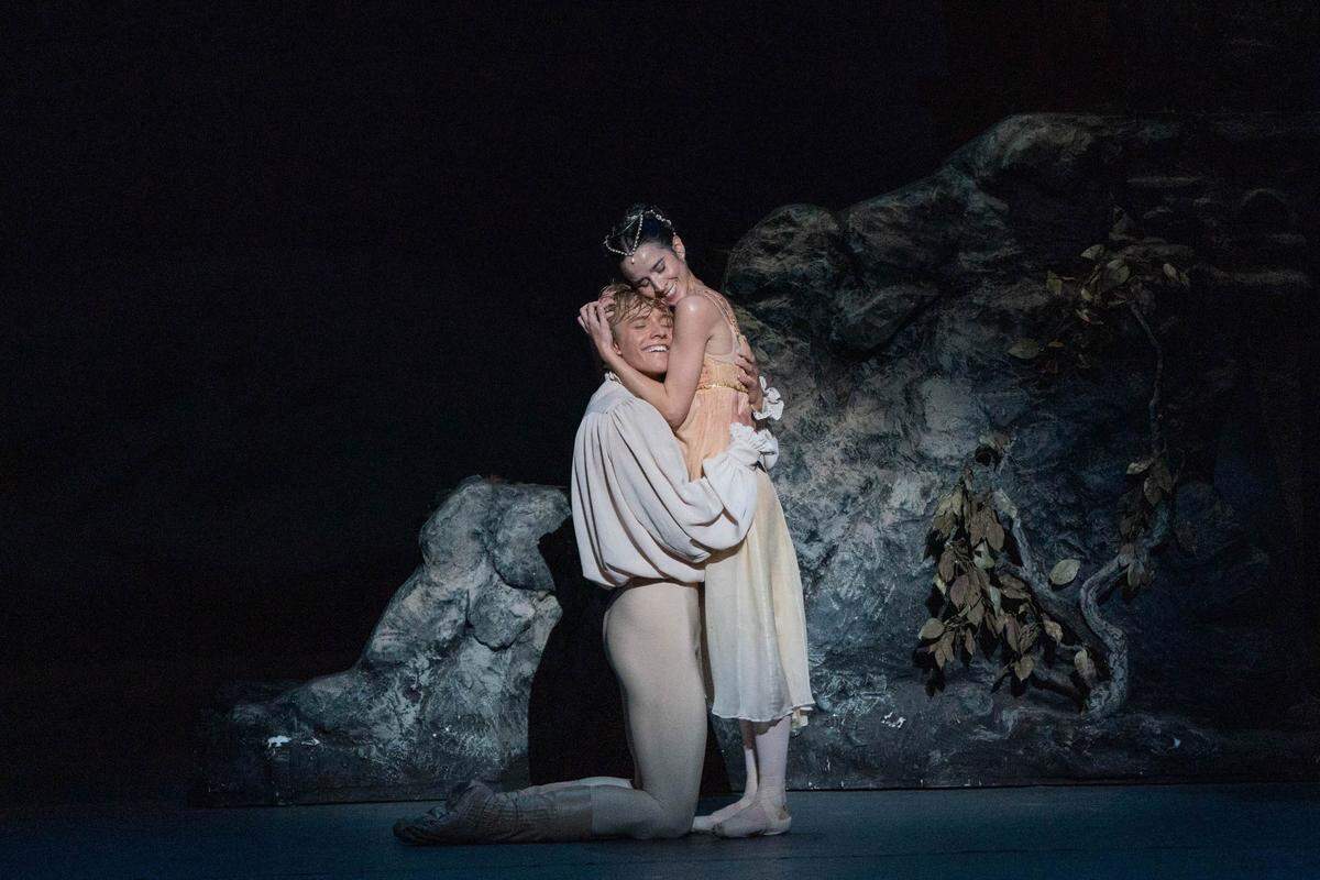 Isadora Valero y Brooks Landegger en “Romeo y Julieta”, de John Cranko. 