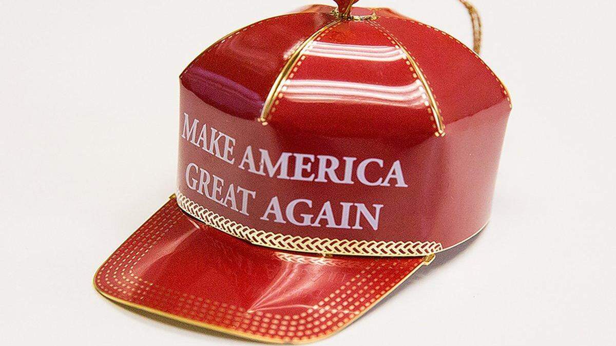 La réplica en miniatura de la característica gorra de la campaña electoral del ahora presidente electo con su famoso lema se encuentra a la venta al precio de 149 dólares en su propia página y a 250 dólares en la web de venta electrónica Amazon.