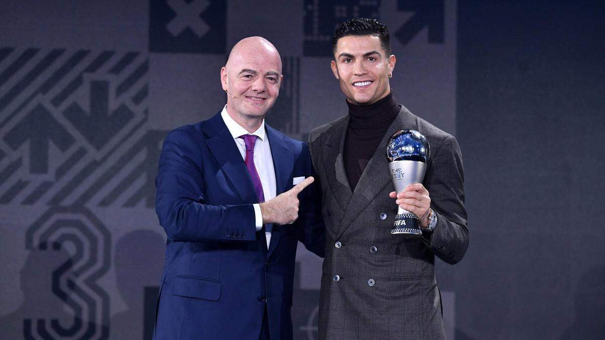 El presidente de la FIFA Gianni Infantino presenta el premio especial a Cristiano Ronaldo por batir el récord de goles de selecciones nacionales en la gala The Best, celebrada el 17 de enero de 2022 en Zurich, Suiza.