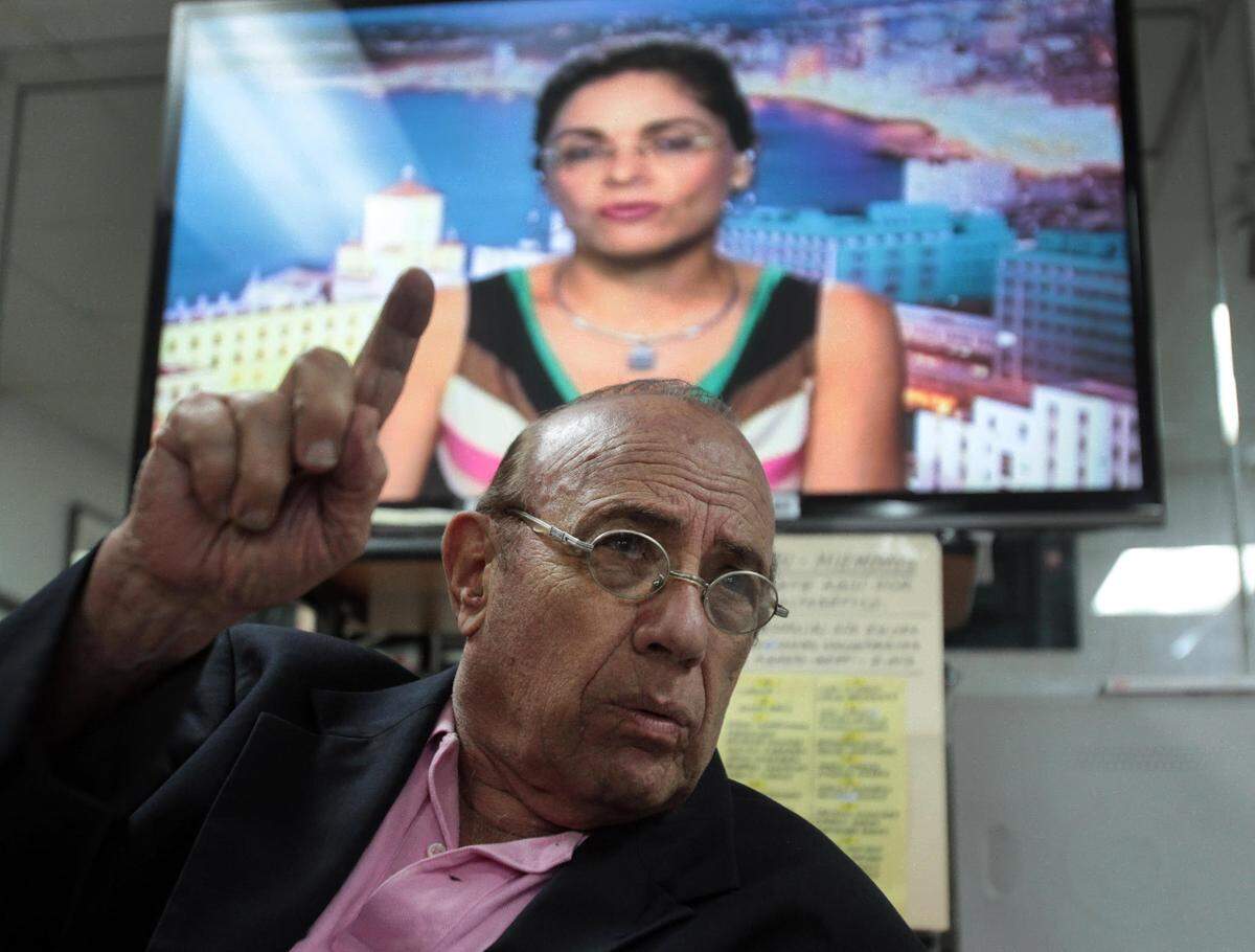 En esta foto de archivo del 2012, Max Lesnik, rector de Radio Miami y de la Alianza Martiana, reacciona a favor ante la “Reforma Inmigratoria Cubana”.