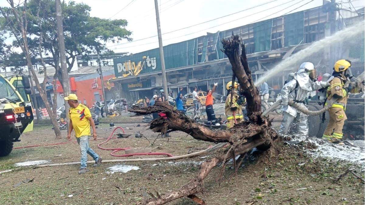 Bomberos tratan de apagar un incendio causado por la explosión de un camión bomba el jueves, 21 de agosto de 2025, en Cali, Colombia.