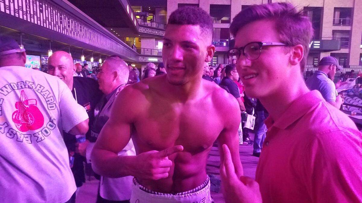 UN FANATICO de Minnesota se toma una foto junto a David Morell tras su triunfo por KO en su debut.