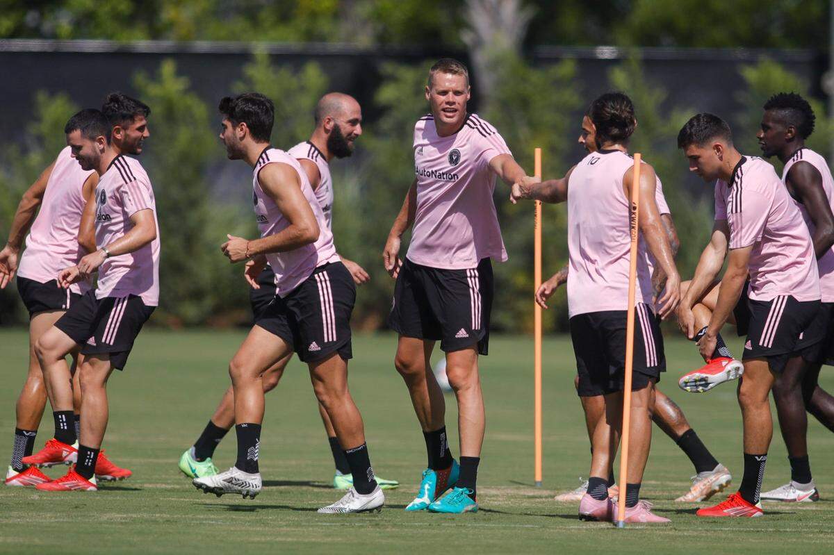 El defensa del Inter Miami Ryan Shawcross (centro) felicita al delantero mexicano Rodolfo Pizarro en un entrenamiento con el equipo, el 15 de julio de 2021 en Fort Lauderdale, Florida.