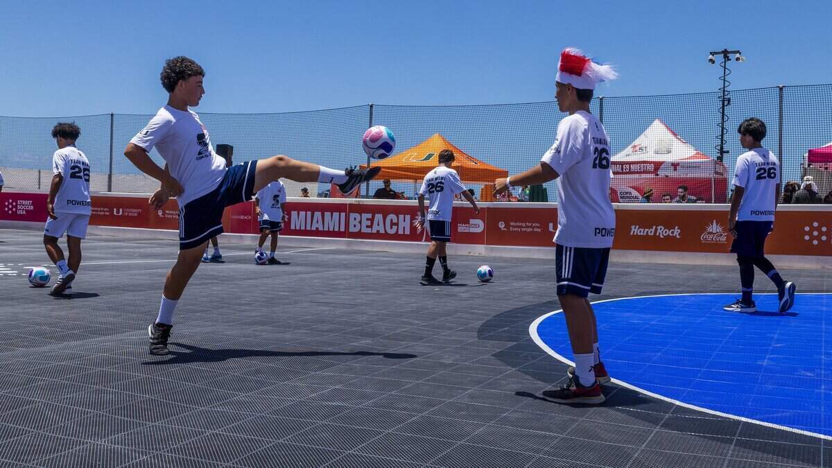 Emmanuel Quintero (izquierda) y Julián Álvarez practicaron después de la activación de freestyle de los Récords Guinness, en la que aficionados al fútbol de todo el mundo hicieron malabares con un balón de forma simultánea durante 10 segundos en un intento oficial de récord Guinness, como parte de la Copa del Sol, en preparación para la Copa Mundial de la FIFA 2026, en Lummus Park, en Miami Beach, el sábado 6 de junio de 2026.