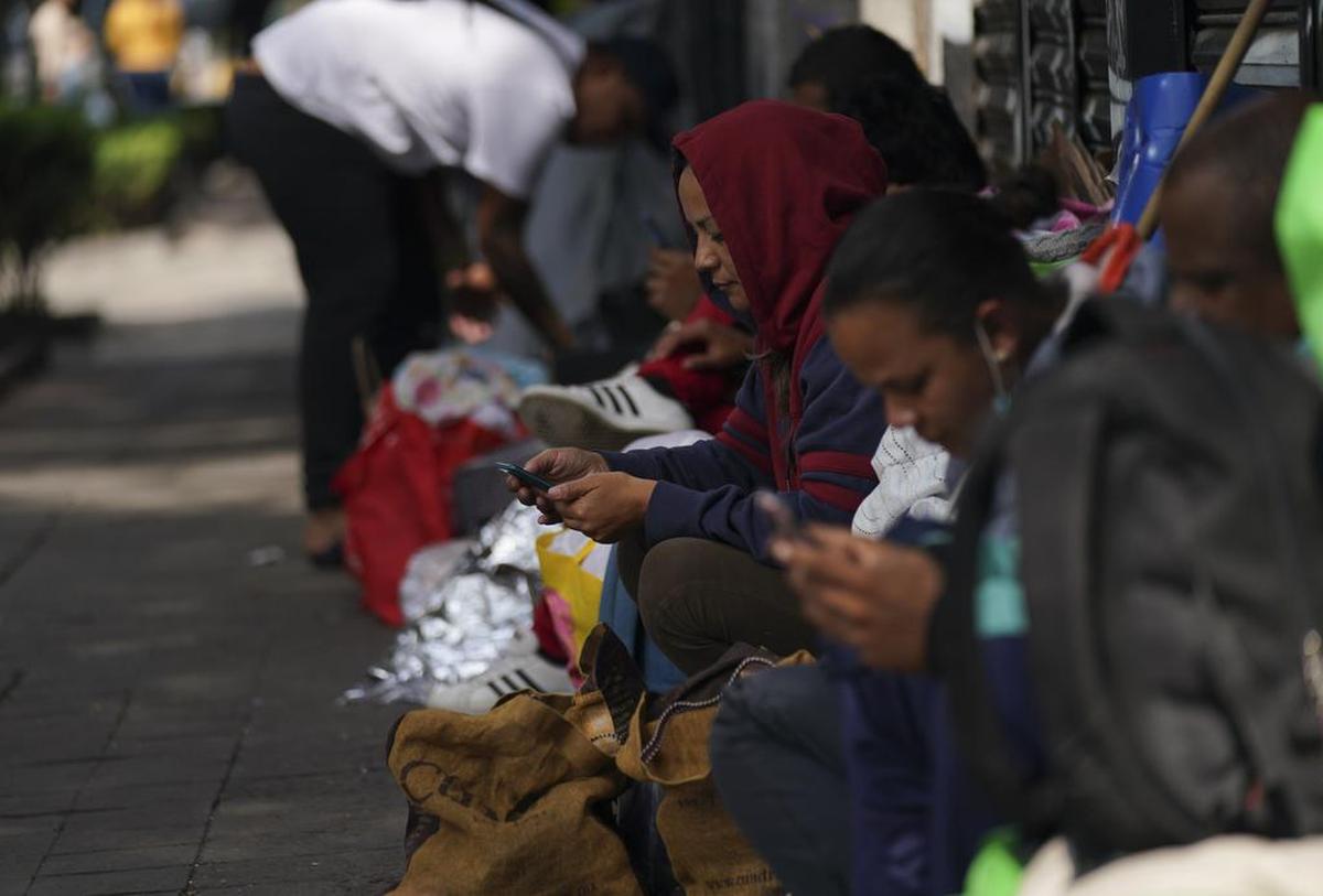 Migrantes venezolanos esperan ayuda afuera de la Comisión Mexicana de Ayuda a Refugiados en la Ciudad de México, el jueves 20 de octubre de 2022. Este grupo de migrantes interrumpió su viaje en la Ciudad de México después de que EEUU anunció que regresaría a los venezolanos a México sin derecho a solicitar asilo que ingresarán de manera ilegal por la frontera.