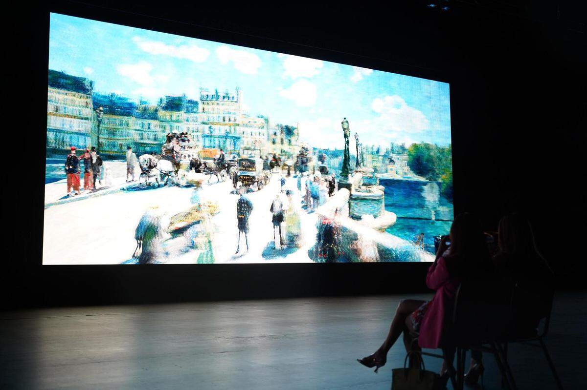 El público ocupa asientos ante la pantalla en el escenario de la Ziff Ballet Opera House del Adrienne Arsht Center. 