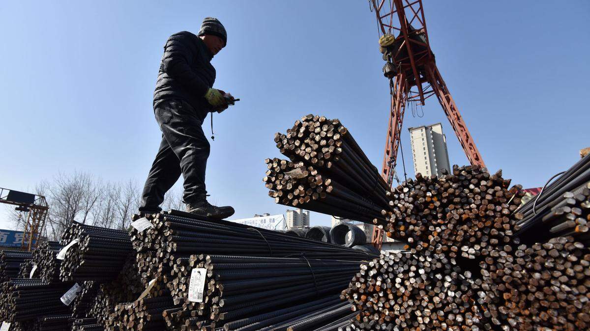 Una grúa pórtico levanta barras de acero en un mercado en la ciudad de Fuyang, en la provincia oriental Ahhui de China, el lunes 10 de febrero de 2025.