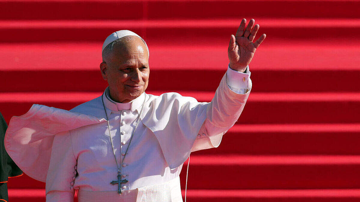 El papa León XIV saluda al salir de la catedral de la Almudena tras dirigir la oración y la devoción a Nuestra Señora de la Almudena en Madrid, el lunes 8 de junio de 2026.