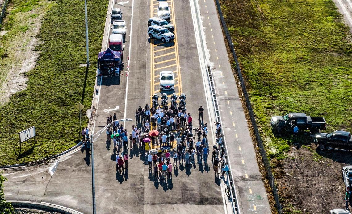 El alcalde de Hialeah, Esteban Bovo, Jr. se unió a un grupo de funcionarios electos y residentes durante una ceremonia de inauguración del controvertido puente de NW 170th St que cruza la carretera interestatal 75 y conecta Hialeah y Miami Lakes. El puente fue finalmente inaugurado luego de décadas de conflictos entre la Ciudad de Hialeah y Miami Lakes que se oponían a la apertura, el martes 16 de agosto de 2022.