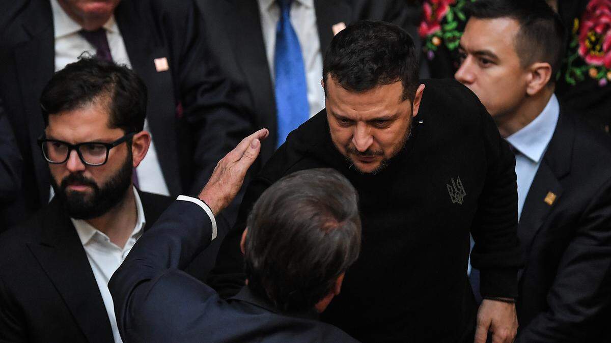 El presidente de Ucrania, Volodymyr Zelenskyy, saluda al expresidente brasileño Jair Bolsonaro durante la toma de posesión del argentino Javier Milei, en Buenos Aires, el domingo 10 de diciembre de 2023. A la izquierda está el presidente de Chile, Gabriel Boric.
