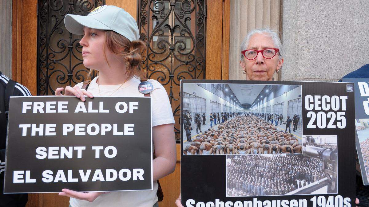 Una mujer (izq.) sostiene una pancarta que dice “Liberen a todas las personas enviadas a El Salvador”, durante una protesta en contra de la política del gobierno de Trump de deportar inmigrantes sin el debido proceso al país centroamericano, en Nueva York, el 24 de abril de 2025.