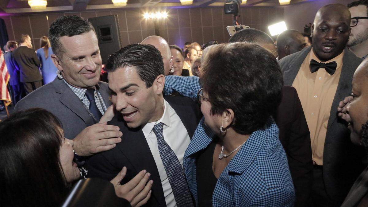 Francis Suárez es saludado por partidarios mientras celebra la victoria por la alcaldía de Miami.