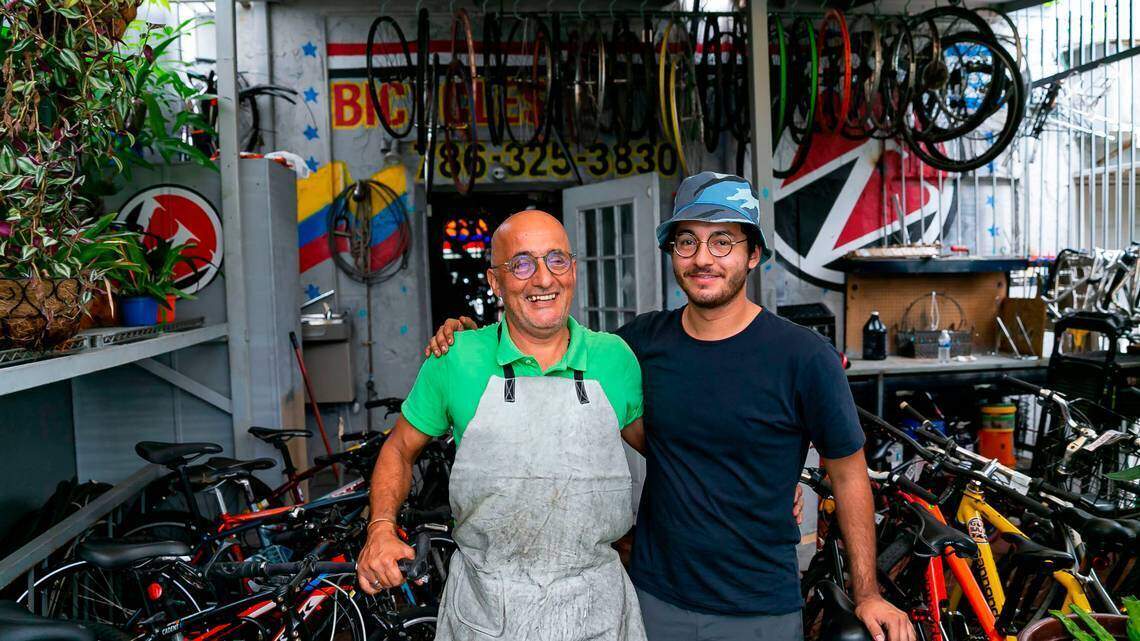 Recorrió el mundo en bicicleta. Hoy este colombiano vela por el bienestar de los ciclistas de Miami