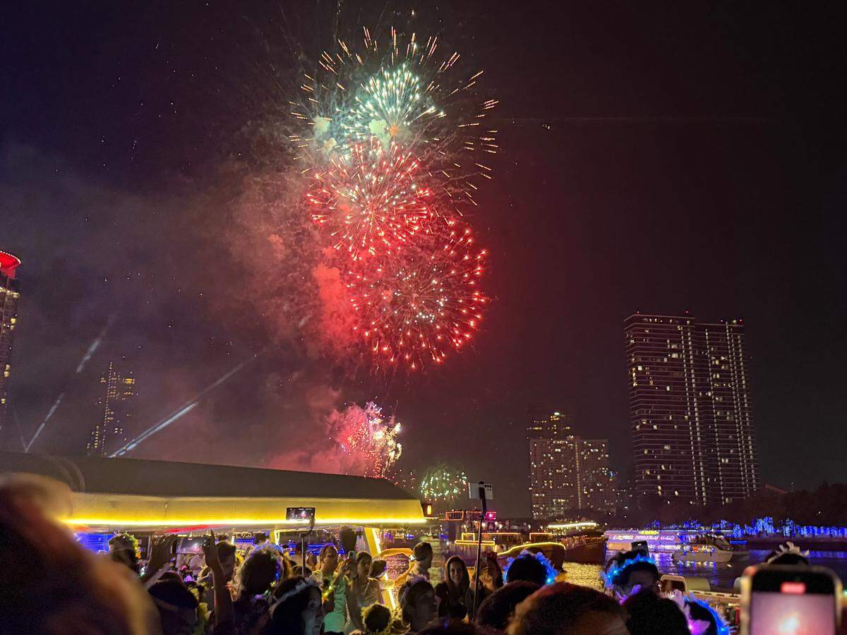 01 January 2025, Thailand, Bangkok: New Year’s Eve fireworks over the Chao Phraya River in Bangkok Photo: Carola Frentzen/dpa/Sipa USA