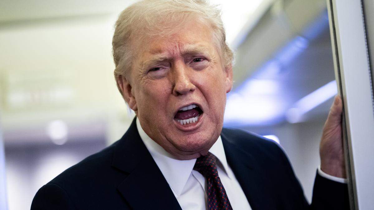 El presidente de Estados Unidos, Donald Trump, habla con miembros de la prensa a bordo del Air Force One el 15 de marzo de 2026 mientras se dirige a la Base Conjunta Andrews, en Maryland, desde West Palm Beach, Florida.