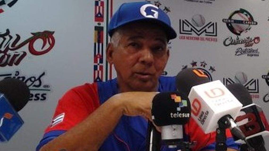 El manager de los Alazanes de Granma Carlos Martí habla en una conferencia de prensa en la Serie del Caribe, en Culiacán, México.