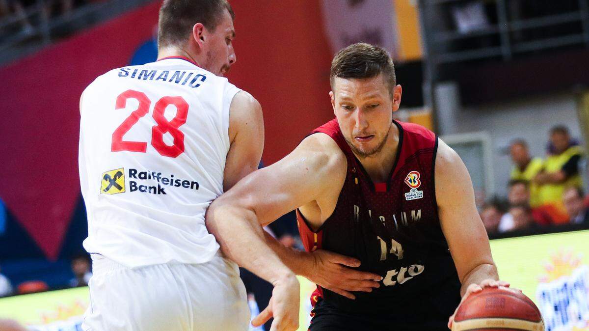 Foto de archivo.  La federación serbia de baloncesto informó el lunes que el delantero Borisa Simanic (izq.) perdió uno de sus riñones como consecuencia de una lesión que sufrió durante el partido contra Sudán del Sur en la Copa Mundial.
