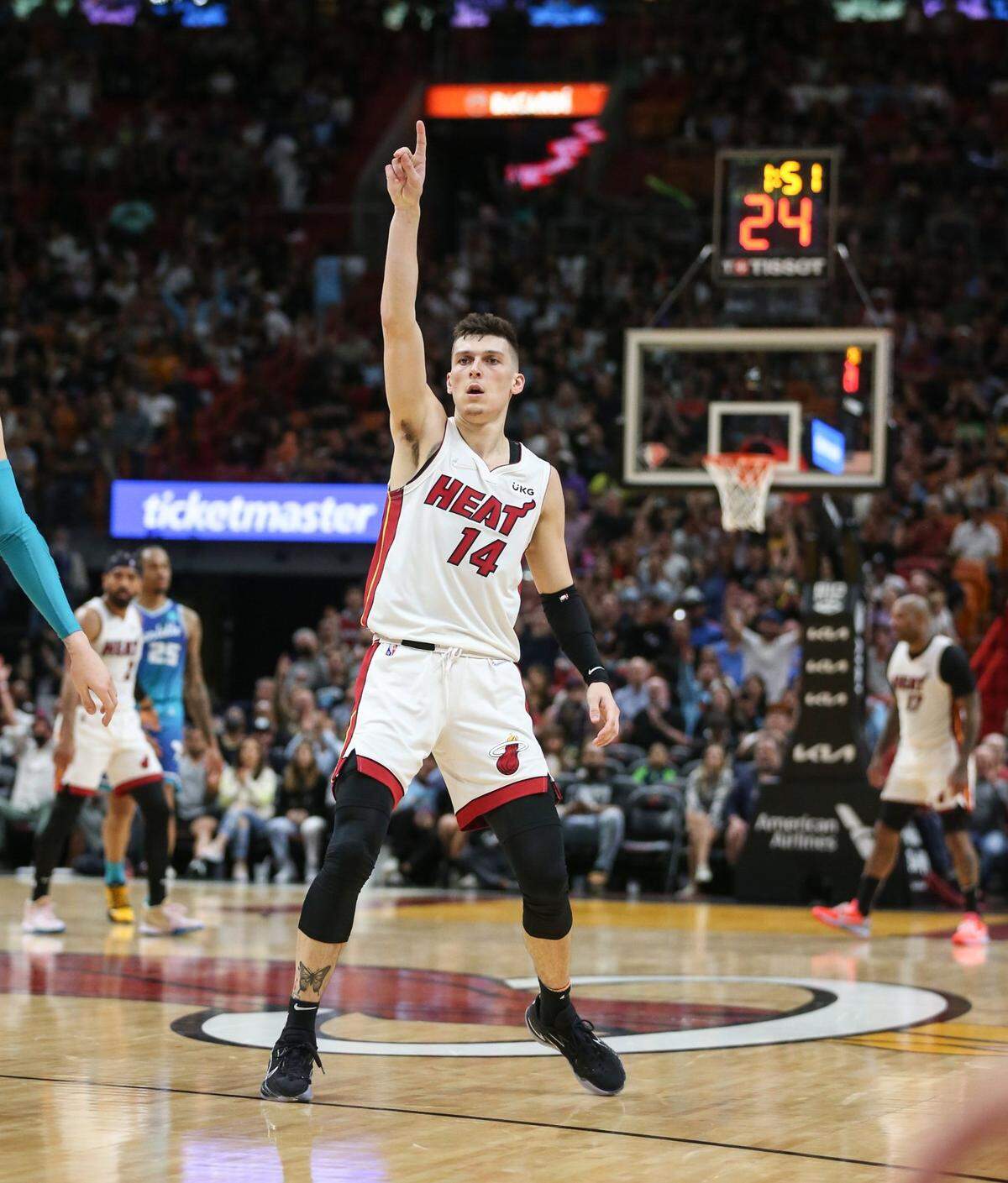 El jugador del Heat Tyler Herro celebra tras anotar una canasta ante los Hornets de Charlotte, en el partido celebrado el 5 de abril de 2022 en Miami.