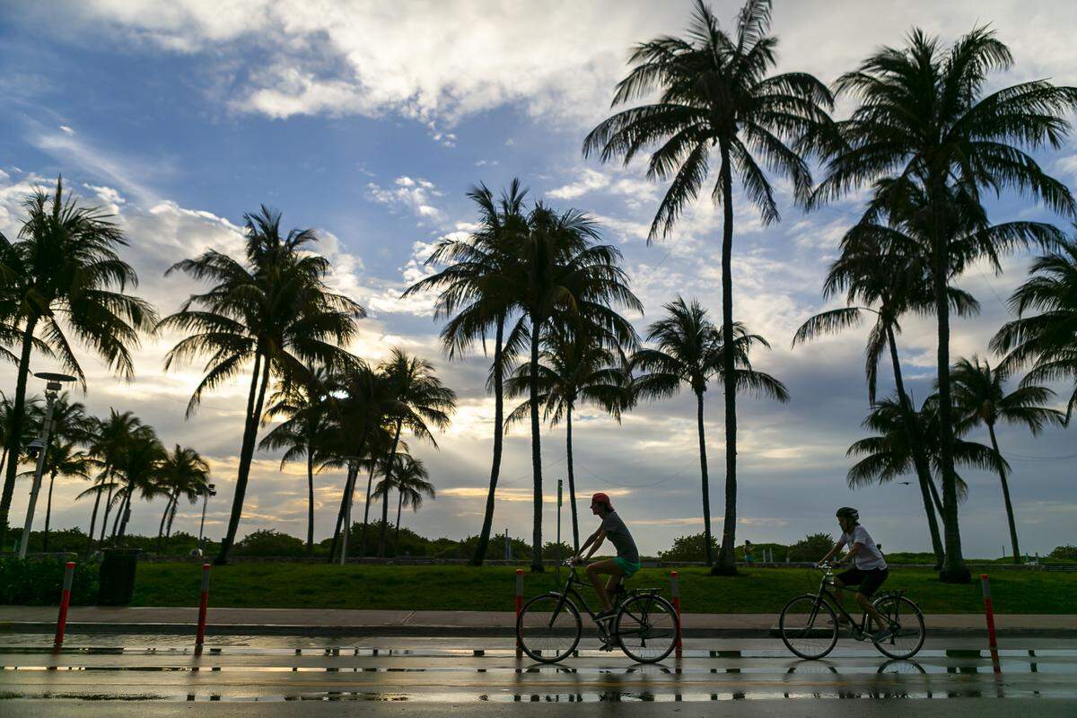 Los ciclistas recorren Ocean Drive en Miami Beach, Florida, el miércoles 1 de abril de 2020. Las preocupaciones sobre COVID-19 han seguido aumentando en todo Miami-Dade, causando cierres de negocios, desempleo y luchas económicas.