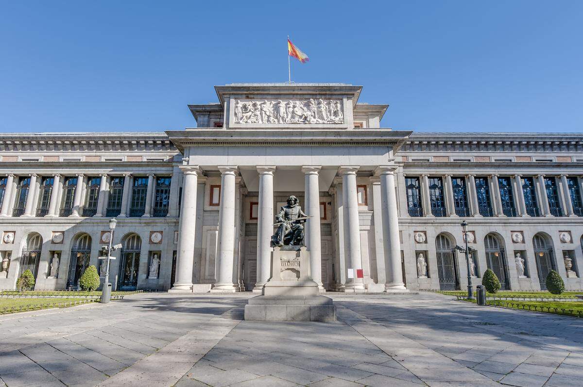 Fachada del Museo del Prado y estatua de Velázquez (Madrid).